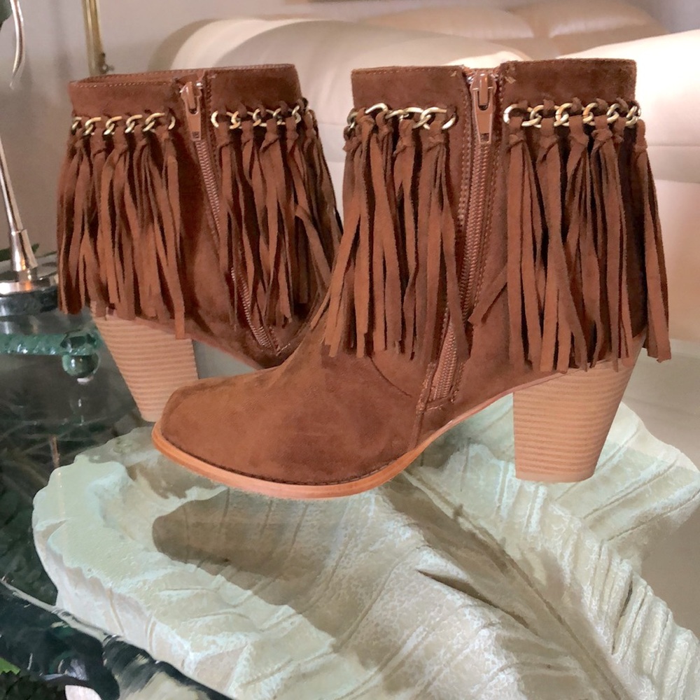 NWOT SZ 8.5 FRINGED PIERRE DUMAS BOOTS